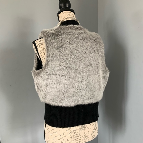 Kensie grey faux fur cropped vest *make an offer* - Picture 2 of 3